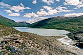 Norvegia regione dello Helgeland. Visita allo Svartisen, il lago Svatisvatn dalle caratteristiche acque verdi.